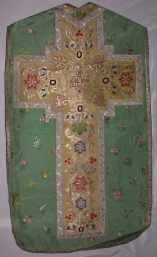 Ornement vert 1 : chasuble, bourse de corporal, étole, manipule, voile de calice, étole pastorale