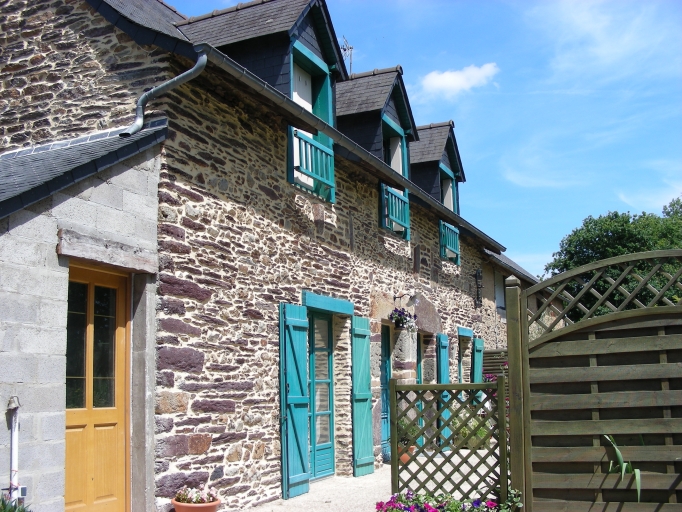 Alignement de maisons, la Frogerais (Orgères)