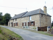 Alignement de deux logis, le Rocher (Maxent)