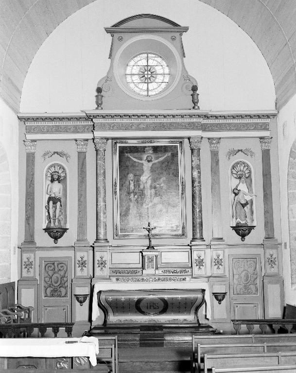 Ensemble du maître-autel : autel, tabernacle, retable, deux gradins d'autel, ancien prieuré de Lochrist an Izelvet (Plounévez-Lochrist)