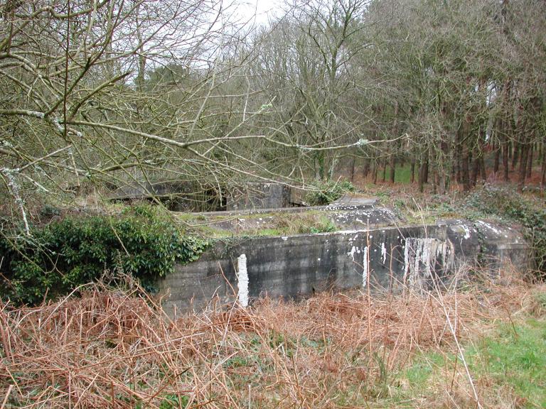 Bunker - abri avec encuvement de type L401 pour pièce antiaérienne de 10,5 cm, Le Ménez, Ploujean (Morlaix)