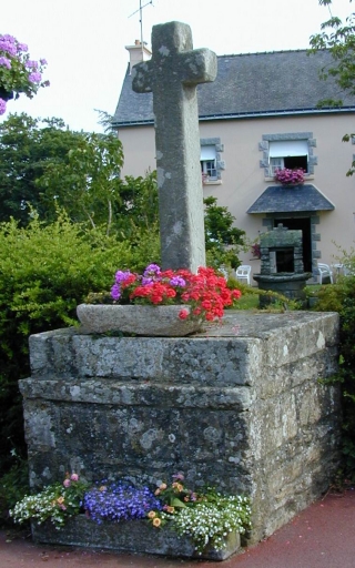 Croix monumentale, bourg (Rédené)