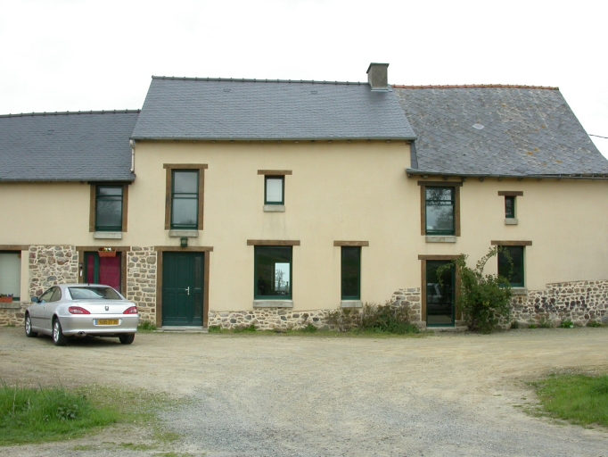 Alignement de deux maisons, la Cour-es-Menou (La Baussaine)
