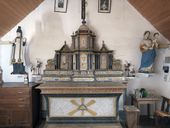 Ensemble du maître-autel : autel, tabernacle, 2 gradins d'autel, chapelle Saint-Yves (Caro)