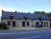 Alignement de trois maisons, le Châtaignier (Plélan-le-Grand)