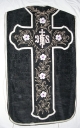 Ornement noir 1 : chasuble, voile de calice, manipule, étole et bourse de corporal