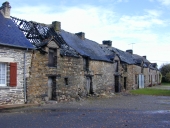 Alignement de logis, Bénihel (Saint-Just)