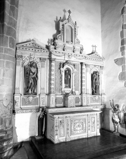 Autels (2), retables (2), tabernacles (2), gradins d'autel (2) (autel secondaire, retable architecturé à niche), dit de saint fiacre, dit de la vierge