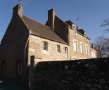 Maisons, alignement de trois logis, 4 rue Louis Juhel (Lancieux)