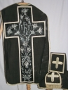 Ornement noir 2 : chasuble, bourse du corporal, manipule, voile de calice