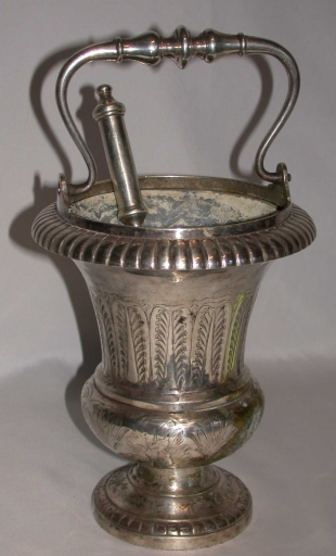 Seau à eau bénite et son goupillon