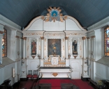 Ensemble du maître-autel : autel, tabernacle, retable, 2 gradins d'autel, 3 degrés d'autel (Lanhélin fusionnée en Mesnil-Roc'h en 2019)