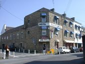 Hôtel de voyageurs, 42 rue Olivier de Clisson ; 2,4 rue du commandant Marchand (Vannes)