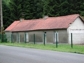Alignement de maisons, près de la Belle Arrivée (Paimpont)