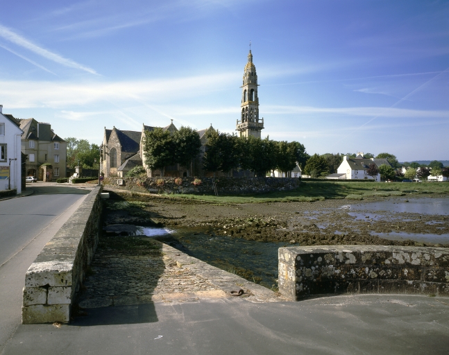 Eglise paroissiale Saint-Sauveur, rue du Général de Gaulle (Le Faou)