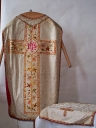 Ornement blanc 3 : chasuble, voile de calice (Campel fusionnée en Val d'Anast en 2017)
