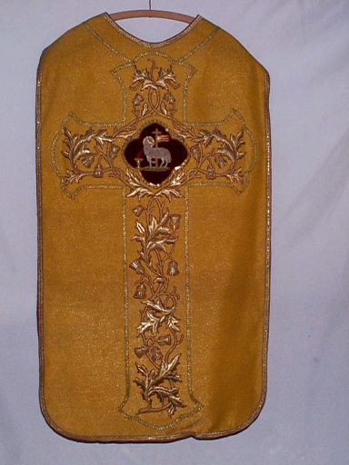 Ornement doré : chasuble, étole