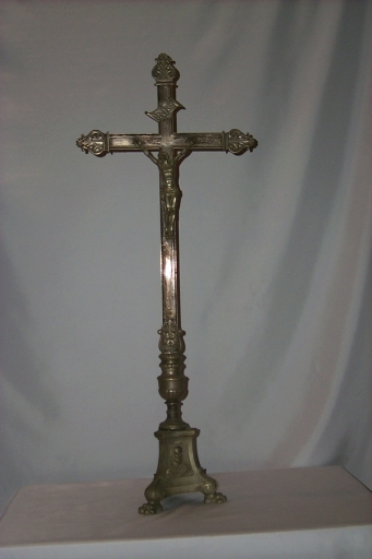 Garniture d'autel : croix d'autel, 2 chandeliers d'autel