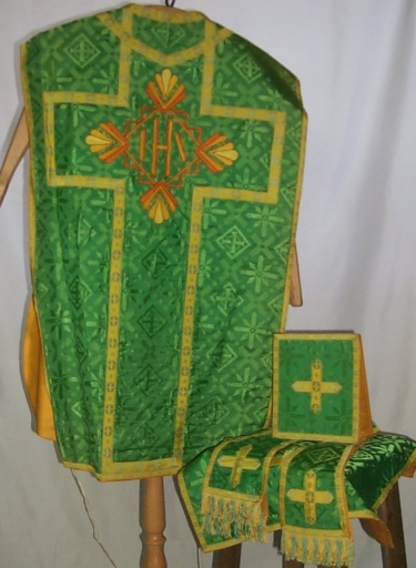 Ornement vert 1 : chasuble, bourse du corporal, étole, manipule, voile du calice
