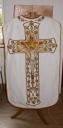 Ornement blanc 4 : chasuble, étole, manipule, voile de calice et bourse de corporal