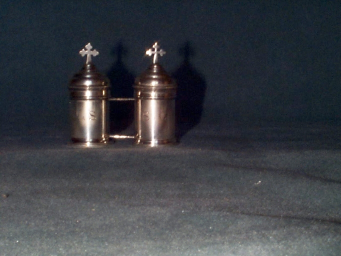 Ampoule à saint chrême, réserve à huile des malades