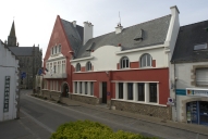 Mairie, école de filles, bureau de PTT, 1 rue du Général de Gaulle (Plouhinec-56)