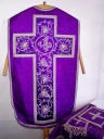 Ornement violet 3 : chasuble, manipule, bourse de corporal, voile de calice