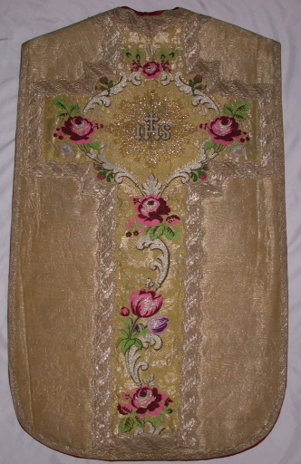 Ornement doré 1 : chasuble, voile de calice (Tressé fusionnée en Mesnil-Roc'h en 2019)