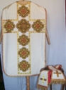 Ornement blanc 4 : chasuble, étole, manipule, voile de calice