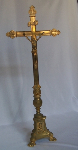 Garniture d'autel : croix d'autel, 4 chandeliers