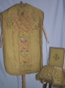 Ornement doré 2 : chasuble, bourse du corporal, étole, manipule, voile de calice