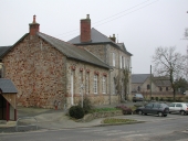 Les écoles, monuments aux morts et mairie sur la commune de Chasné-sur-Illet
