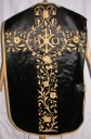 Ornement noir 1 : chasuble, bourse de corporal, étole, manipule, voile de calice