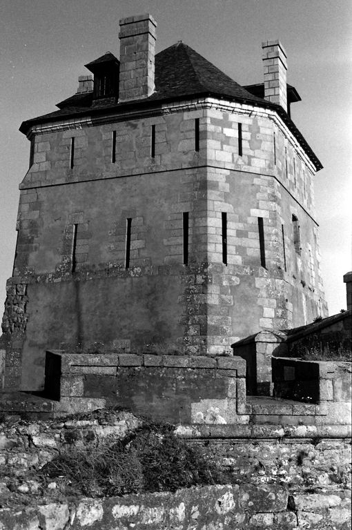 Tour Vauban : tour et batterie basse semi-circulaire, le Sillon, Anse de Camaret (Camaret-sur-Mer)