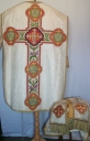 Ornement blanc 5 : chasuble, étole, manipule, voile de calice