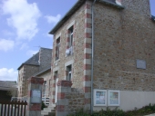 École, place d'Aiguilles (Trélévern)