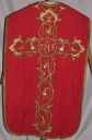 Ornement rouge 1 : chasuble, bourse de corporal, étole, manipule, voile de calice