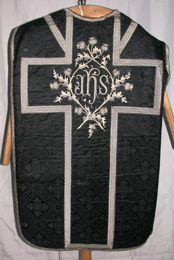 Ornement noir 2 : chasuble, bourse de corporal, étole, manipule