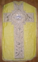 Ornement doré : chasuble, étole, manipule et voile de calice