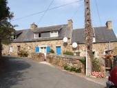 Maisons, alignement de trois logis, Buguélès (Penvénan)