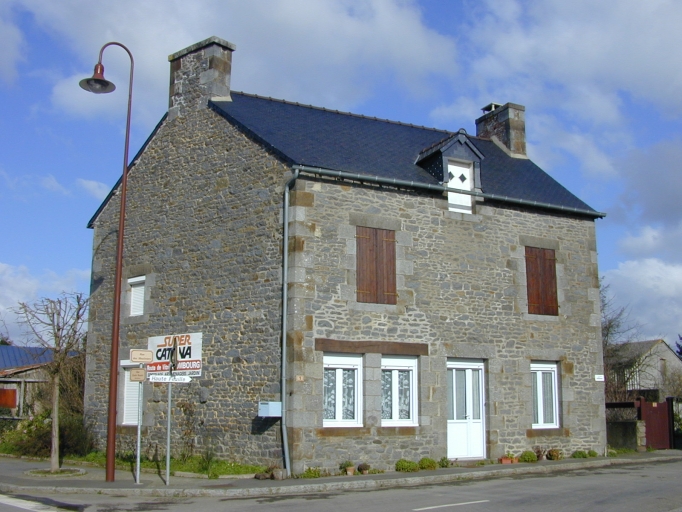 Maison, place Huet et Peuvrel (Meillac)