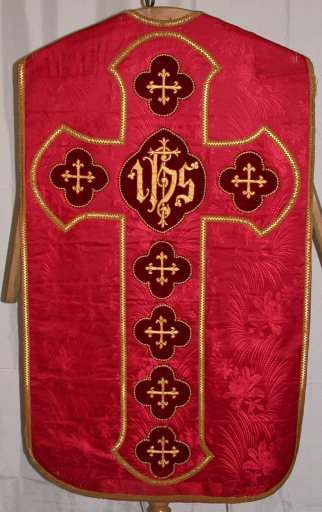 Ornement rouge 4 : chasuble, bourse de corporal, étole, manipule, voile de calice