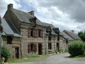Alignement de maisons, la Brousse du Gué (Paimpont)