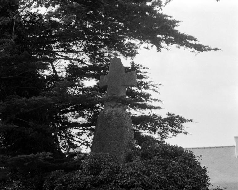 Croix de chemin dite Ar Groaz, Lanzéon (Plounévez-Lochrist)