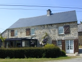 Alignement de deux maisons, Fersac (Meillac)