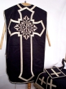 Ornement noir 1 : chasuble, étole, manipule, bourse de corporal, voile de calice
