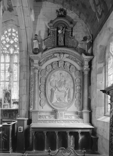 Retable latéral et ses statues dit retable du Rosaire