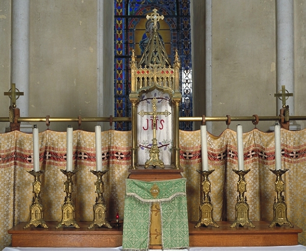 Chandeliers d'autel (6) ; exposition