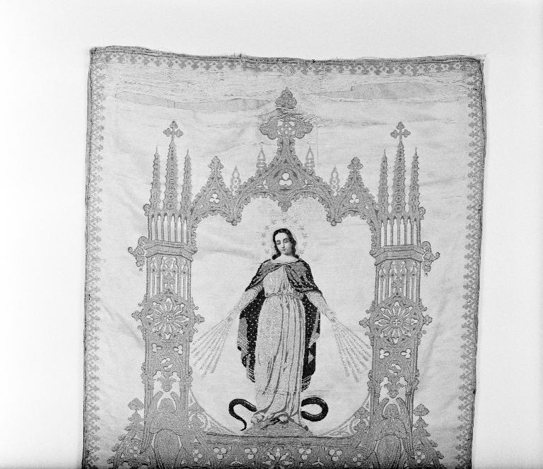 Bannière de procession de congrégation : Immaculée Conception, basilique Notre-Dame-du-Roncier (Josselin)