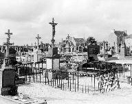 Tombeau de prêtre, cimetière (Plounévez-Lochrist)